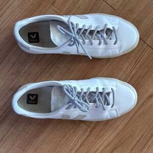 Barely Used Veja Campo shoes. Size12.5